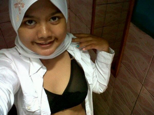 cewek mandi