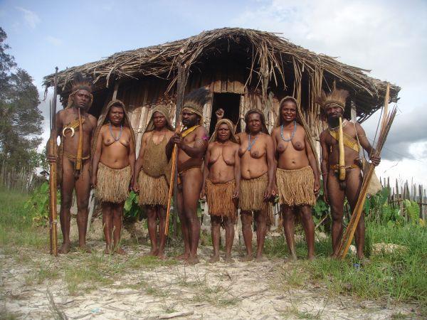 orang suku dayak pedalaman
