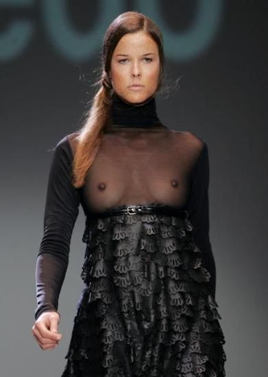 artis pakai baju transparan
