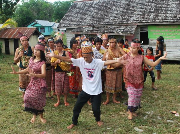 dayak people of kalimantan