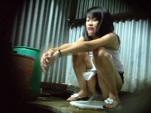 ngintip cewek pipis di toilet