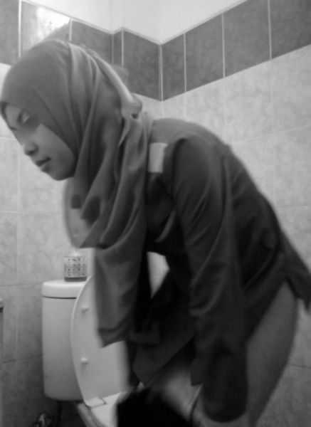 ngintip cewek kencing di wc