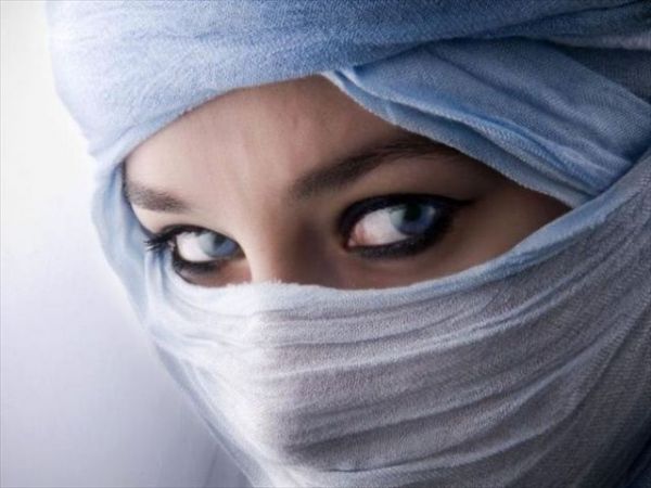 wanita cantik ber jilbab