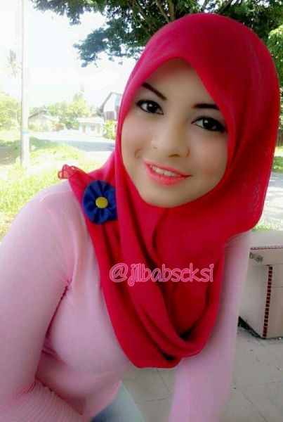 samping dari wanita berjilbab