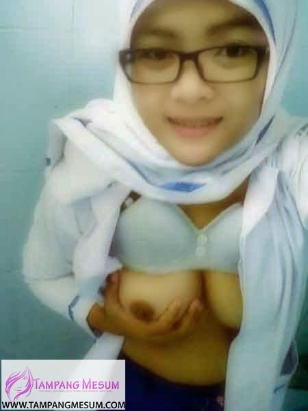 cewek jilbab montok