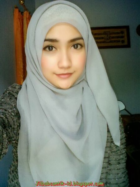 wanita cantik ber jilbab