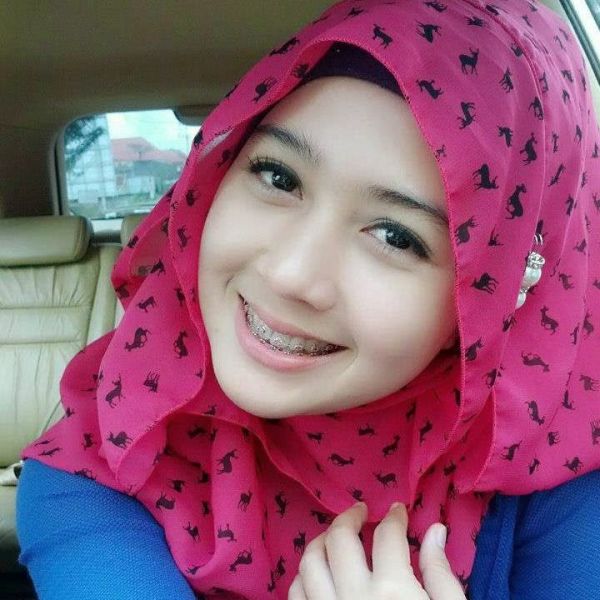 wanita cantik ber jilbab