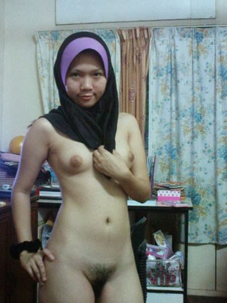 wanita telanjang