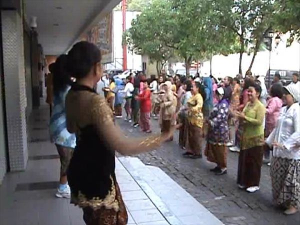 gambar wanita hamil pakai baju ketat