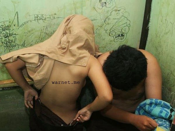 sketsa wanita berjilbab hitam putih