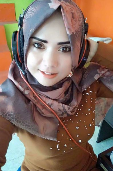 wanita berhijab fatin