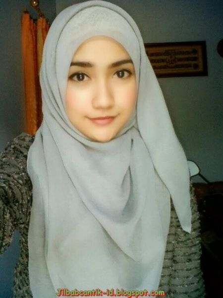 wanita berhijab fatin