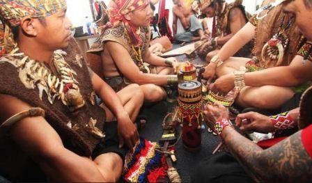 suku dayak kalimantan