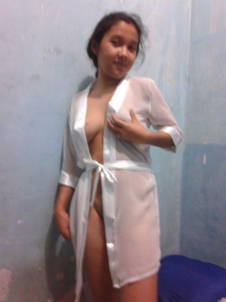 istri selingkuh di kamar mandi