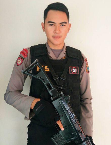 gambar kontol polisi