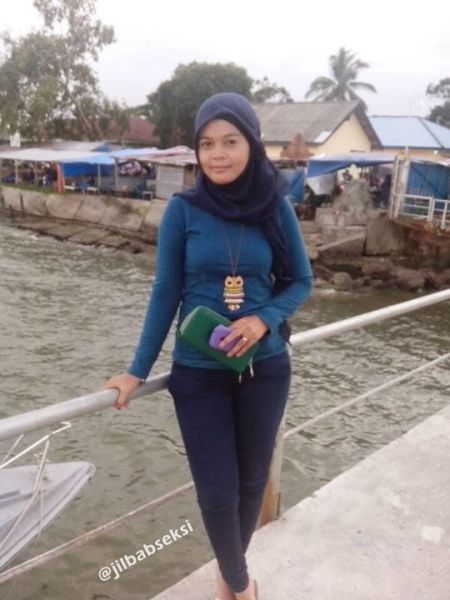 wanita wanita cantik ber jilbab