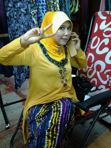 ibu jilbab pamer memek