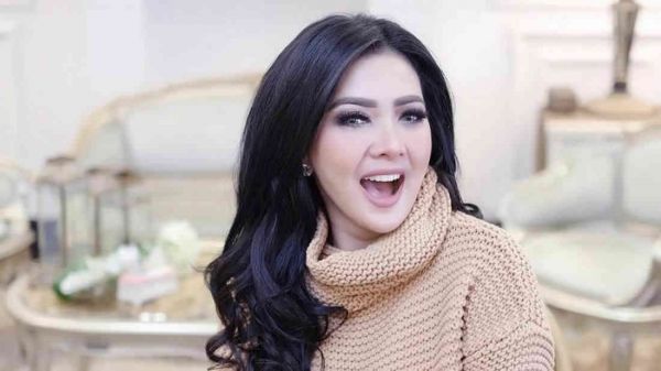 syahrini mandi