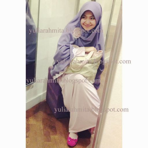 model cantik pakai baju transparan