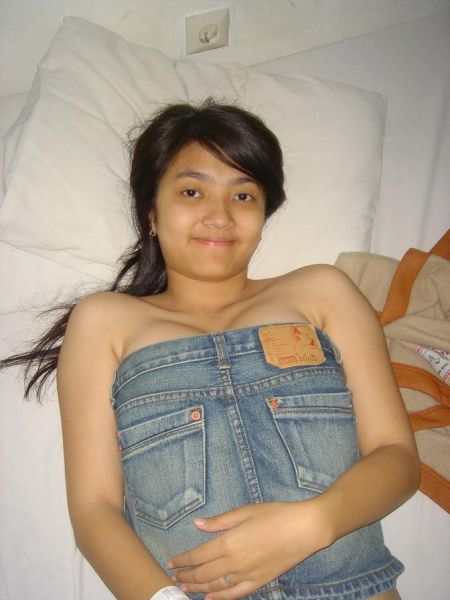 cowok lagi tidur kontol nya kelihatan