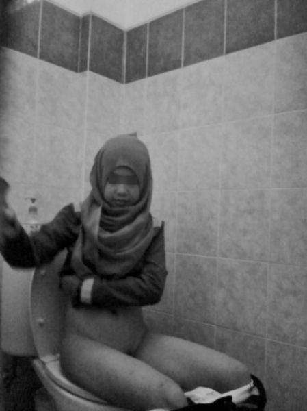 intip cewek jilbab di wc
