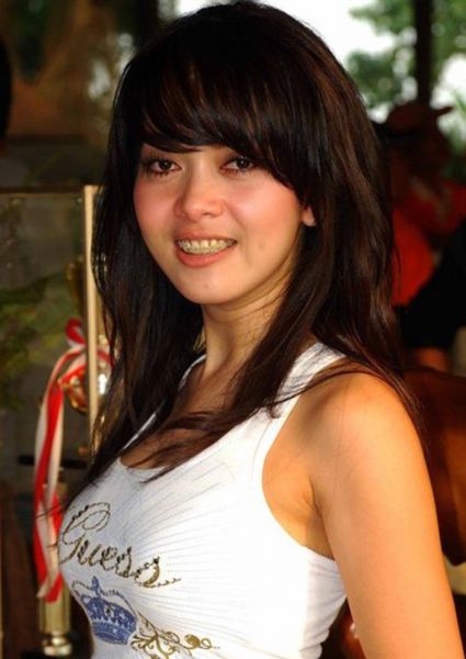 syahrini mandi