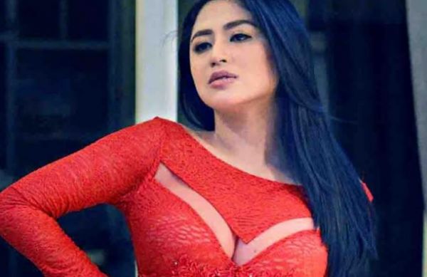 syahrini celana dalam