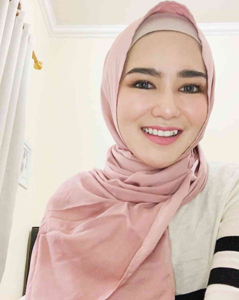 syahrini mandi