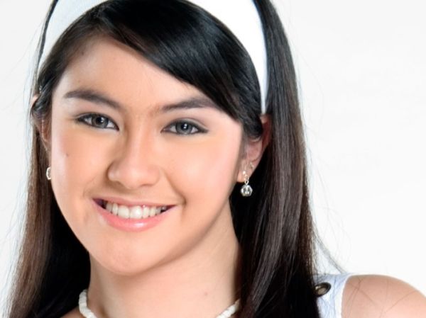 foto artis cantik indonesia senyum