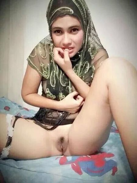 bikini jilbab bugil